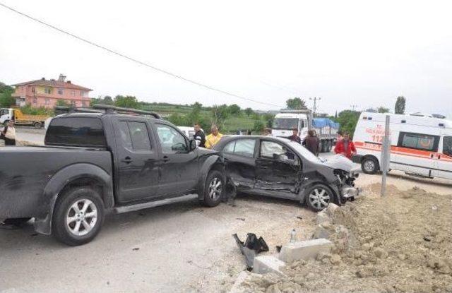 Tek Şeride Düşürülen Yolda Zincirleme Kaza: 3 Yaralı