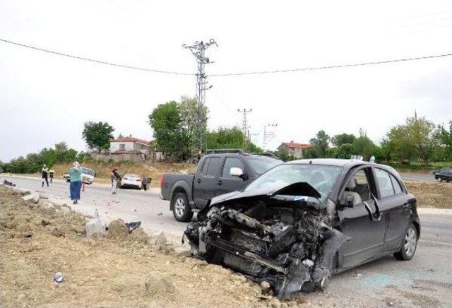 Tek Şeride Düşürülen Yolda Zincirleme Kaza: 3 Yaralı