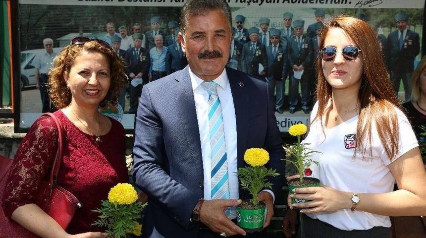 Başkan Tuna&rsquo;dan Annelere 60 Bin &Ccedil;i&ccedil;ek