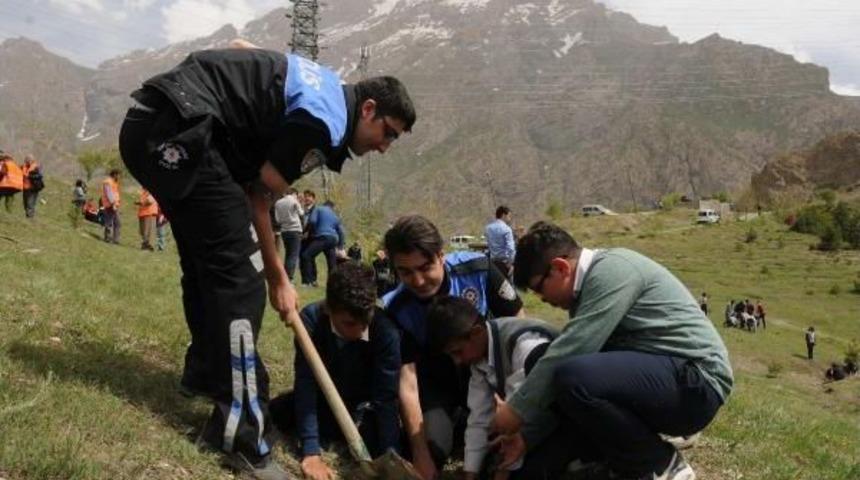 Polis Ve &Ouml;ğrenciler 'yeşil Hakkari' I&ccedil;in Fidan Dikti