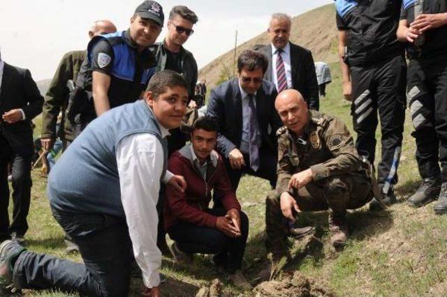 Polis Ve Öğrenciler 'yeşil Hakkari' Için Fidan Dikti