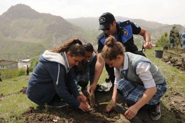 Polis Ve Öğrenciler 'yeşil Hakkari' Için Fidan Dikti