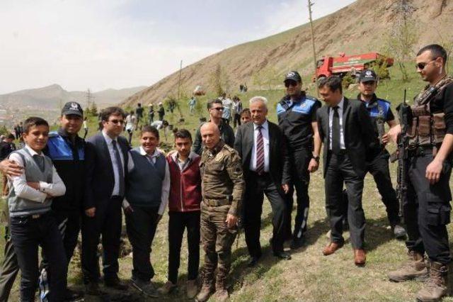 Polis Ve Öğrenciler 'yeşil Hakkari' Için Fidan Dikti