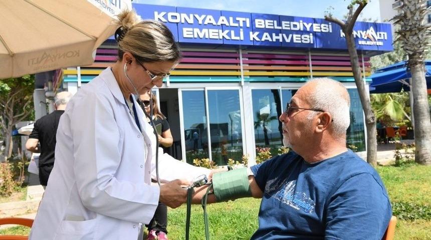 Emekli Kahvesi&rsquo;nde Tansiyon &Ouml;l&ccedil;&uuml;m&uuml;