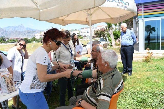 Emekli Kahvesi’nde Tansiyon Ölçümü