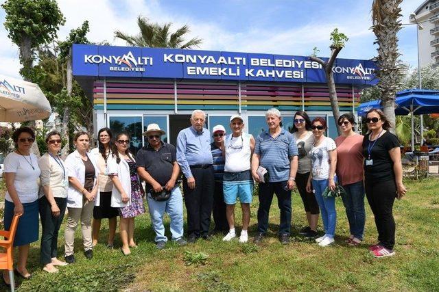 Emekli Kahvesi’nde Tansiyon Ölçümü