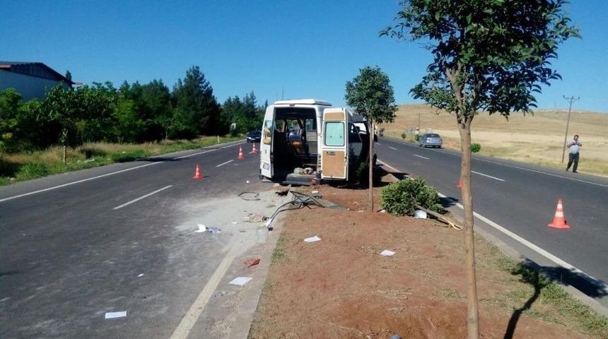 Şanlıurfa&rsquo;da &Ouml;ğrenci Servisi Takla Attı: 13 Yaralı