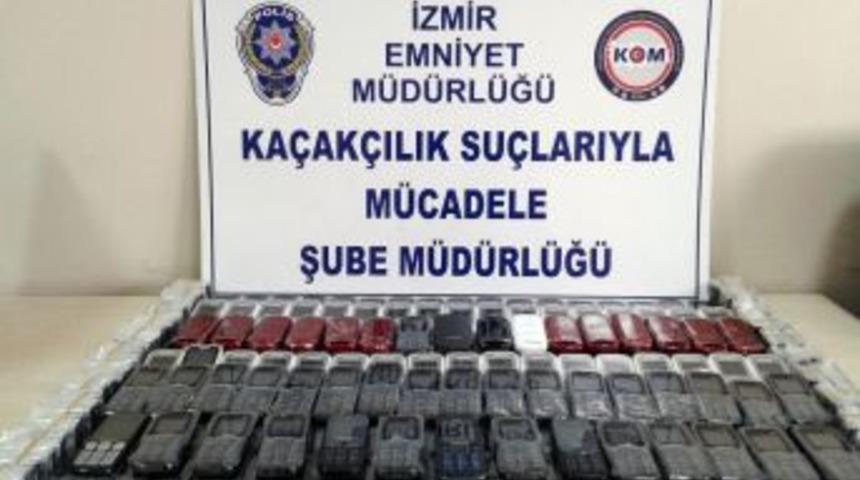 İzmir&rsquo;de 115 Adet G&uuml;mr&uuml;k Ka&ccedil;ağı Cep Telefonu Yakalandı