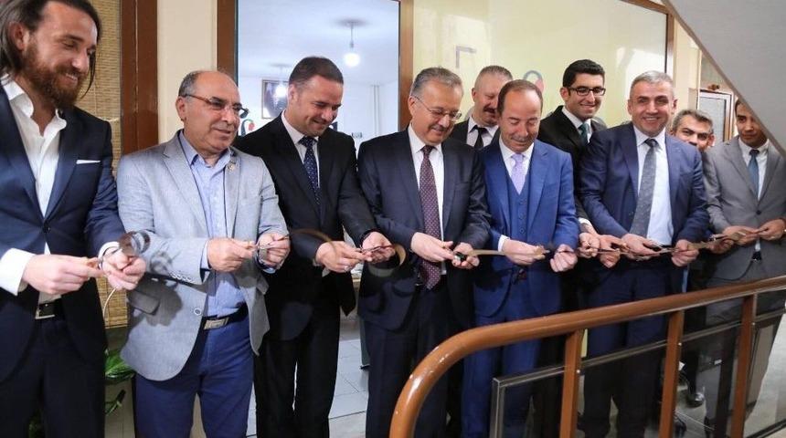 Kırmızı Kurdele Yerine, 36&rsquo;lık Negatif Film Rulosu Kestiler