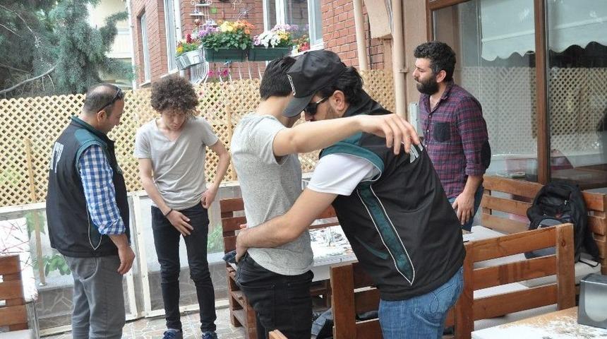 Eskişehir Polisinden Okul B&ouml;lgelerinde Uyuşturucu Denetimi