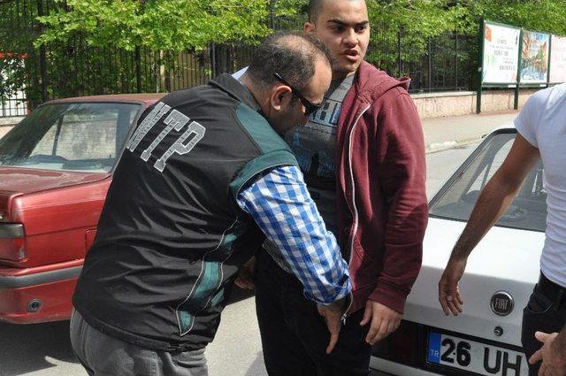 Eskişehir Polisinden Okul B&ouml;lgelerinde Uyuşturucu Denetimi 2