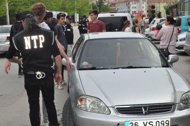 Eskişehir Polisinden Okul B&ouml;lgelerinde Uyuşturucu Denetimi 3