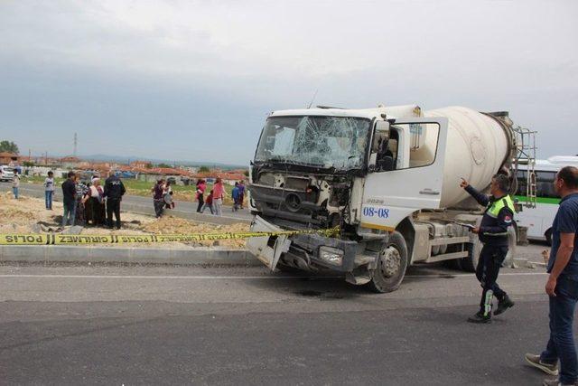Tekirdağ&rsquo;da Minib&uuml;s İle Kamyon &Ccedil;arpıştı: 2 &Ouml;l&uuml; 17 Yaralı 2