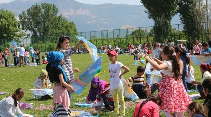 G&uuml;rsulu &Ccedil;ocukların U&ccedil;urtma Coşkusu