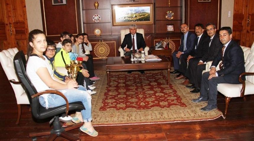 Vali Rahmi Doğan, Satran&ccedil; Şampiyonlarını Makamında Kabul Etti