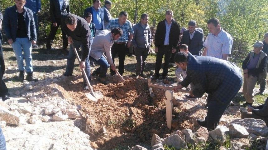 Giresun&rsquo;da &Ccedil;amaşır Makinesinde &Ouml;l&uuml; Bulunan Minik Kız Son Yolculuğuna Uğurlandı