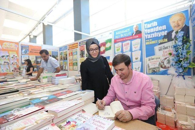 Kitap Fuarını İlk Üç Günde 50 Bin Kişi Ziyaret Etti 1