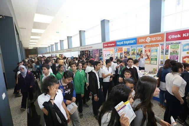 Kitap Fuarını İlk Üç Günde 50 Bin Kişi Ziyaret Etti 2