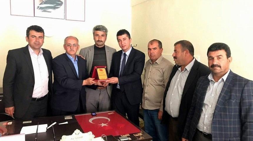 K&ouml;y Muhtarlarından &Ccedil;edaş&rsquo;a Teşekk&uuml;r Plaketi