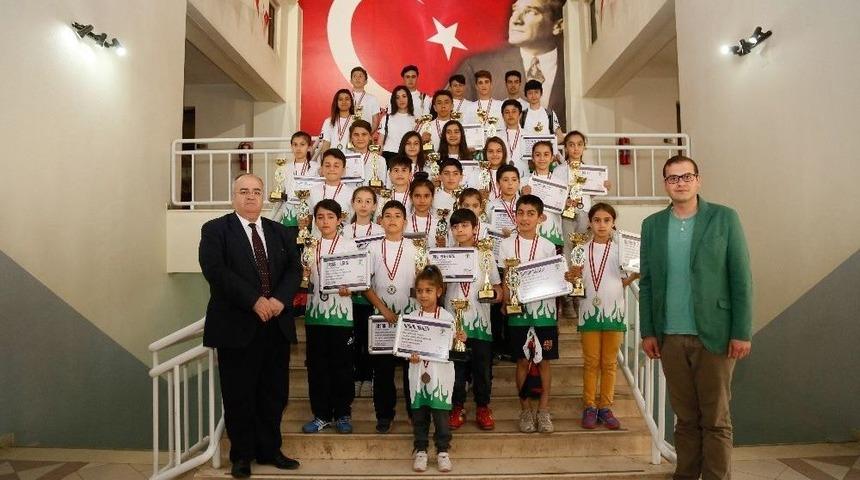 Kupasını Annesine Armağan Etti