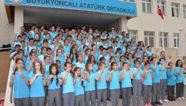 Ortaokul Öğrencilerinden Işaret Diliyle Şarkı