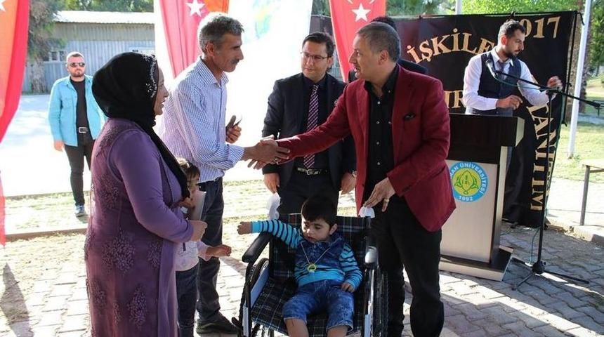 Engellilere Tekerlekli Sandalye Hediye Edildi