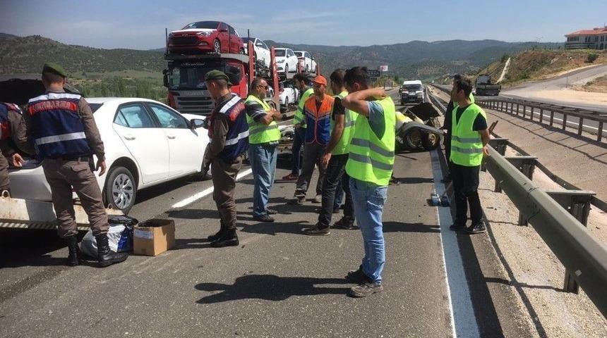 Asfalt &Ccedil;izgi Uygulaması Yapan Kamyona Arkadan &Ccedil;arptı; 2 Yaralı