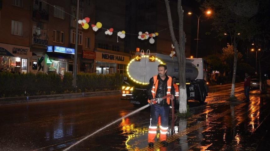 Boz&uuml;y&uuml;k Belediyesi Ekipleri Caddeleri Yıkayarak Temizliyor