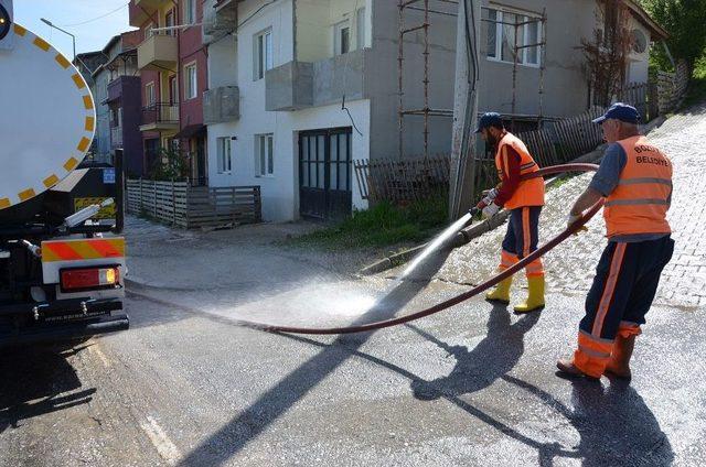 Boz&uuml;y&uuml;k Belediyesi Ekipleri Caddeleri Yıkayarak Temizliyor 1