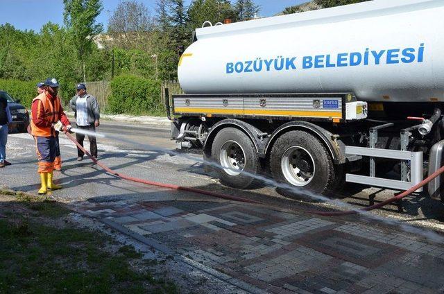 Boz&uuml;y&uuml;k Belediyesi Ekipleri Caddeleri Yıkayarak Temizliyor 2
