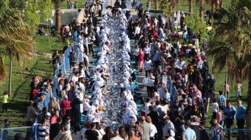 Şanlıurfa'da 400 Kadın, &Ccedil;iğ K&ouml;fte Yoğurma Rekoru Kırdı