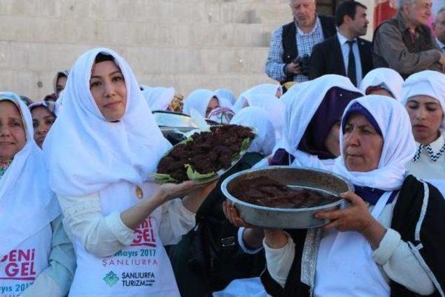 Şanlıurfa'da 400 Kadın, Çiğ Köfte Yoğurma Rekoru Kırdı