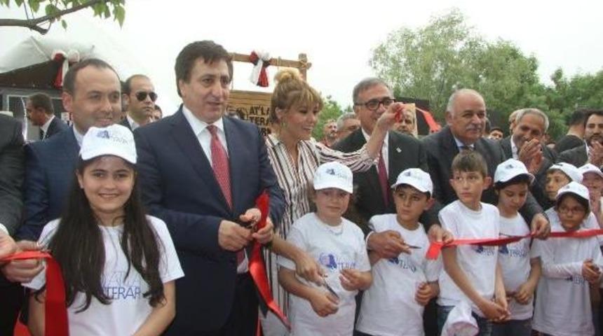 G&uuml;lben Ergen, Bursa'da 'at'la Terapi Merkezi'nin A&ccedil;ılışında Sahneye &Ccedil;ıktı