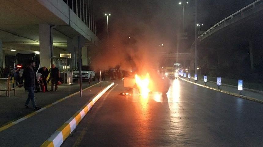 (&ouml;zel Haber) Atat&uuml;rk Havalimanı&rsquo;nda L&uuml;ks Ara&ccedil;ta Yangın