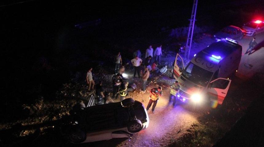 Hatay&rsquo;da Otomobil U&ccedil;uruma Yuvarlandı: 2 &Ouml;l&uuml;, 3 Yaralı
