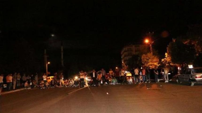 Cipin &Ccedil;arptığı &Uuml;niversiteli Yaralandı, Mahalleli Yolu Kapattı