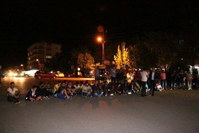 Cipin &Ccedil;arptığı &Uuml;niversiteli Yaralandı, Mahalleli Yolu Kapattı 1