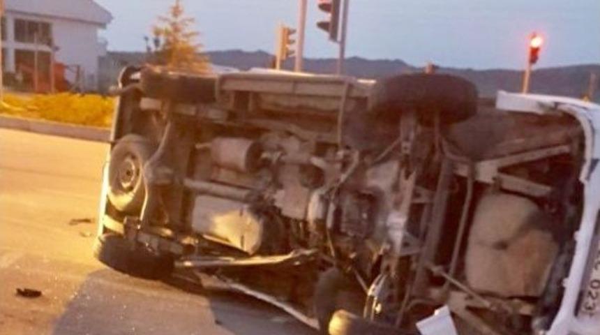 Minib&uuml;s Bariyerlere &Ccedil;arptı : 1 Yaralı