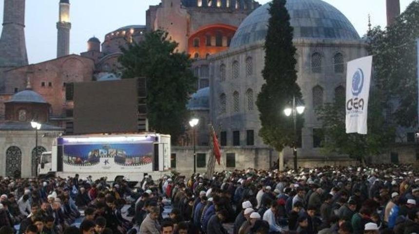 Ayasofya Meydanı'nda 'fetih Namazı' Kılındı
