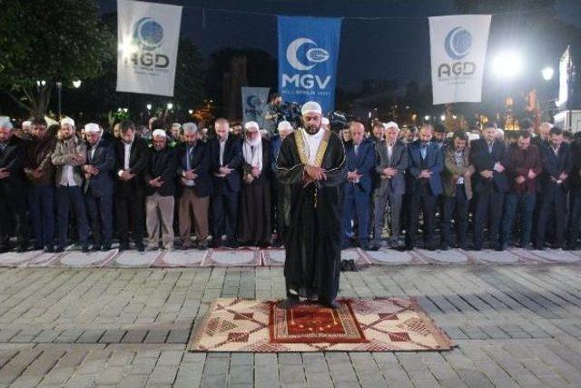 Ayasofya Meydanı nda  fetih Namazı  Kılındı 2