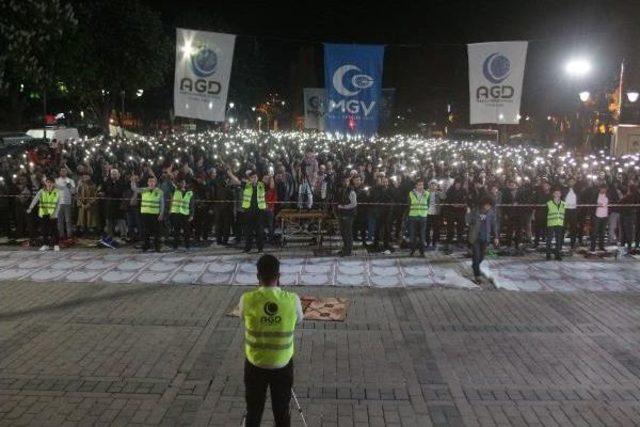 Ayasofya Meydanı nda  fetih Namazı  Kılındı 3