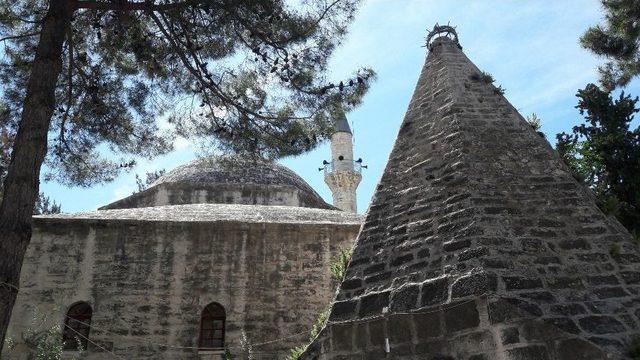 Laal Paşa Camii Ramazan Öncesi Restore İçin Kapandı, Vatandaş Tepkili