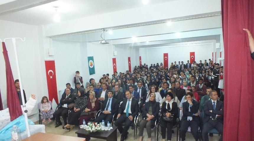 Hemşire Adaylarından Renkli Kutlama