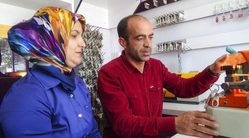 14 Yıllık Eşine Meslek &Ouml;ğretti