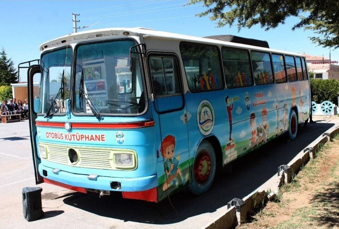 &Ouml;ğrenciler &lsquo;otob&uuml;s K&uuml;t&uuml;phanede&rsquo; Kitap Okuyorlar