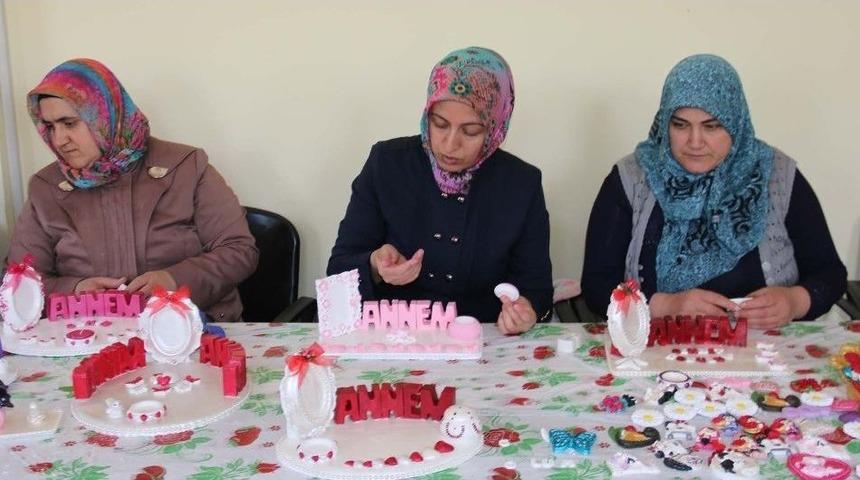 (özel Haber) Bitlisli Annelerden "anneler Günü" Mesaisi