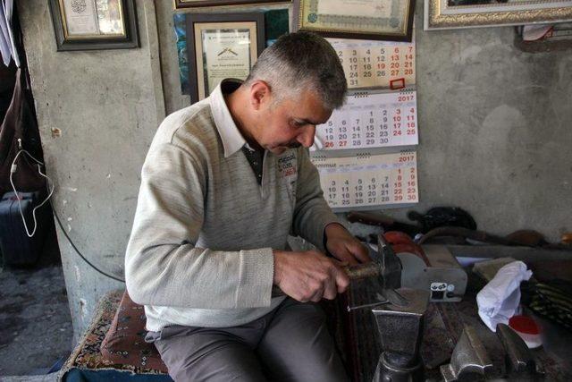 Bir Doçent Ve 2 Bıçak Ustası, Çeliği 10 Kat Daha Güçlü Üretmeyi Başardı