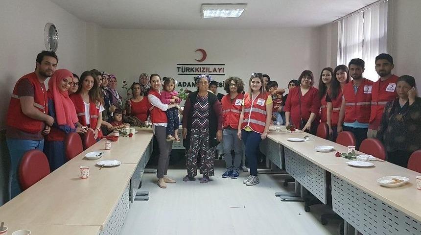 Gen&ccedil; Kızılay G&ouml;n&uuml;ll&uuml;leri, Anneleri En &Ouml;zel G&uuml;nlerinde Yalnız Bırakmadı