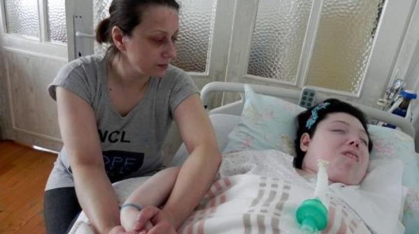 &Ccedil;aresiz Hasta Kızının Başından 22 Yıldır Ayrılmayan Anne 'anneler G&uuml;n&uuml;'ne Karşı