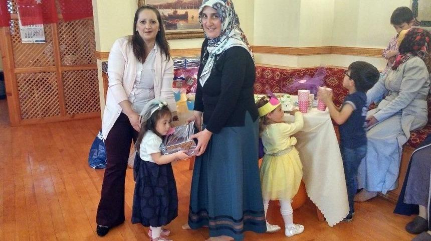 Down Sendromlu &Ccedil;ocuklardan Anneler G&uuml;n&uuml; S&uuml;rprizi